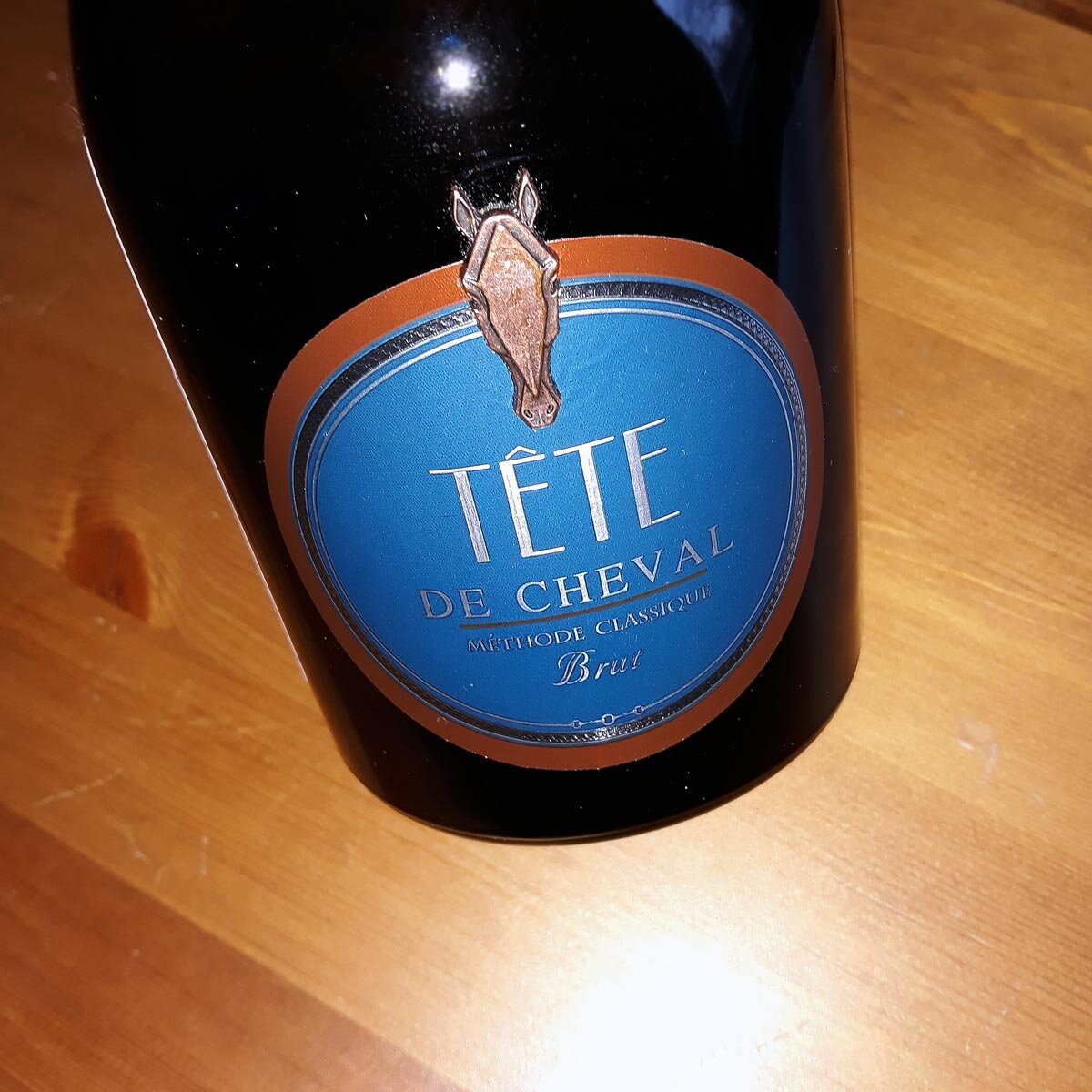 Tete de cheval reserve. Брют тете де Шевалье. Шампанское tete de cheval Brut. Игристое вино тете де Шевалье. Шампанское тете де Шевалье брют.