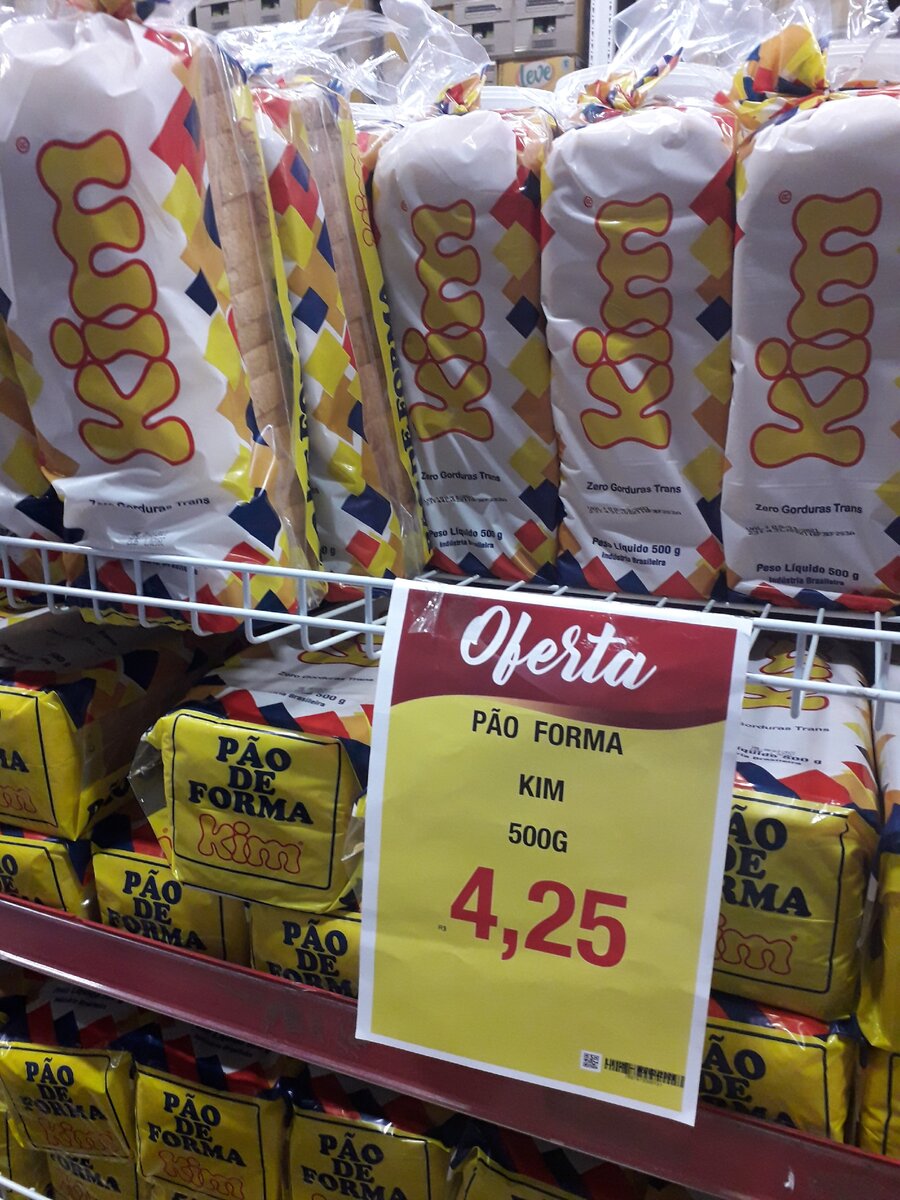 Сегодня акция на хлеб и он стоит 4.25реала , обычная цена  4.89 . Напомню, что 1 реал это 15 рублей, так что все цены умножаем на 15!!!