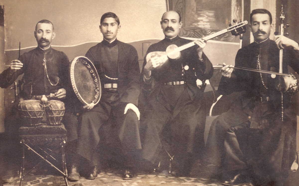 Ханенде Сеид Шушинский (второй слева) со своим ансамблем в 1916 году