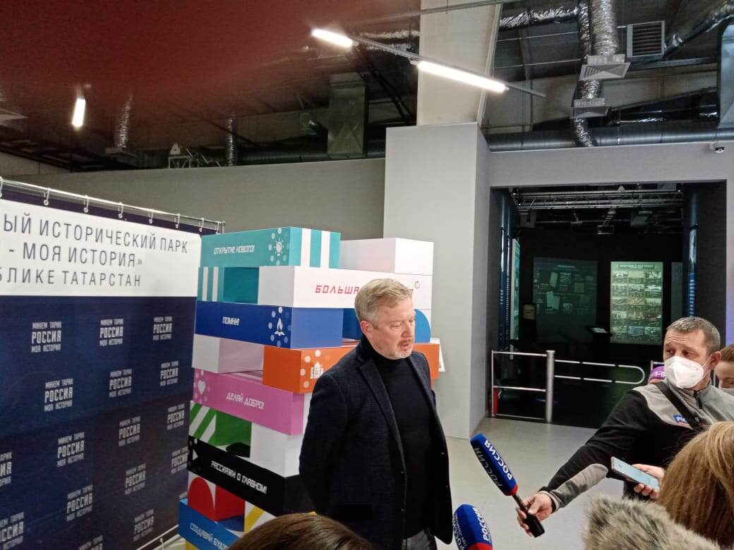 Валдис Пельш рассказал школьникам, как и зачем он снимет фильм о Татарстане. 
В рамках Всероссийского конкурса для школьников «Большая перемена» на площадках мультимедийных исторических парков «Россия – Моя история» пройдут мероприятия для школьников, увлекающихся изучением истории своей страны.

Вчера, 1 марта одновременно в шести городах России – Казани, Екатеринбурге, Челябинске, Омске, Волгограде и Ставрополе – открылись опорные площадки «Большой перемены». На этих пространствах появятся центры непрерывного развития школьников. Здесь ученики смогут обмениваться опытом участия в конкурсе и идеями собственных проектов. Также на площадках исторических парков «Россия – Моя история» на регулярной основе будут проводиться мероприятия с участием экспертов «Большой перемены» и победителей первого сезона конкурса. Актуальное мероприятие — Дни «Большой перемены» уже идут с 26 февраля. Они продлятся до 26 марта.
«Большая перемена» стала проектом, который давно вышел за рамки основного конкурса. Это огромное сообщество талантливых детей и поддерживающих их взрослых, которые транслируют философию конкурса, становятся авторами своих проектов, находят нестандартные решения самых сложных задач. Пространства «Большой перемены» в регионах станут точками притяжения для ребят, местами для постоянных встреч, обмена новыми знаниями и идеями», – рассказала координатор проекта Наталия Мандрова.

Участие в торжественном мероприятии по открытию опорной площадки в Казани приняли заместитель премьер-министра РТ Лейла Фазлеева, известный ведущий, музыкант, продюсер Валдис Пельш, активисты движения «Большая перемена» и, конечно, татарстанские школьники — победители первого сезона конкурса.
Напутствуя будущих участников проекта, Фазлеева обратилась к ним с призывом: «Творите, мечтайте, делайте мир лучше!».

В рамках мероприятия Пельш анонсировал новый проект собственной продакш-студии – в течении двух месяцев будет снят документальный фильм о Татарстане. Причем, по словам шоу-мена, республика будет представлена с необычной стороны. Создатели фильма выберут такие локации, которые мало известны российским и иностранным туристам. После завершения этот фильм покажут по первому каналу. Одновременно он будет выложен на платформу YouTube.
Организаторами конкурса «Большая перемена» выступают АНО «Россия – страна возможностей», Министерство просвещения РФ, Российское движение школьников и ФГБУ «Роспатриотцентр».

Дмитрий СМИРНОВ