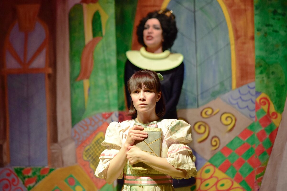 Алиса - Наталья Небалуева, Чёрная Королева - Надежда Карпович