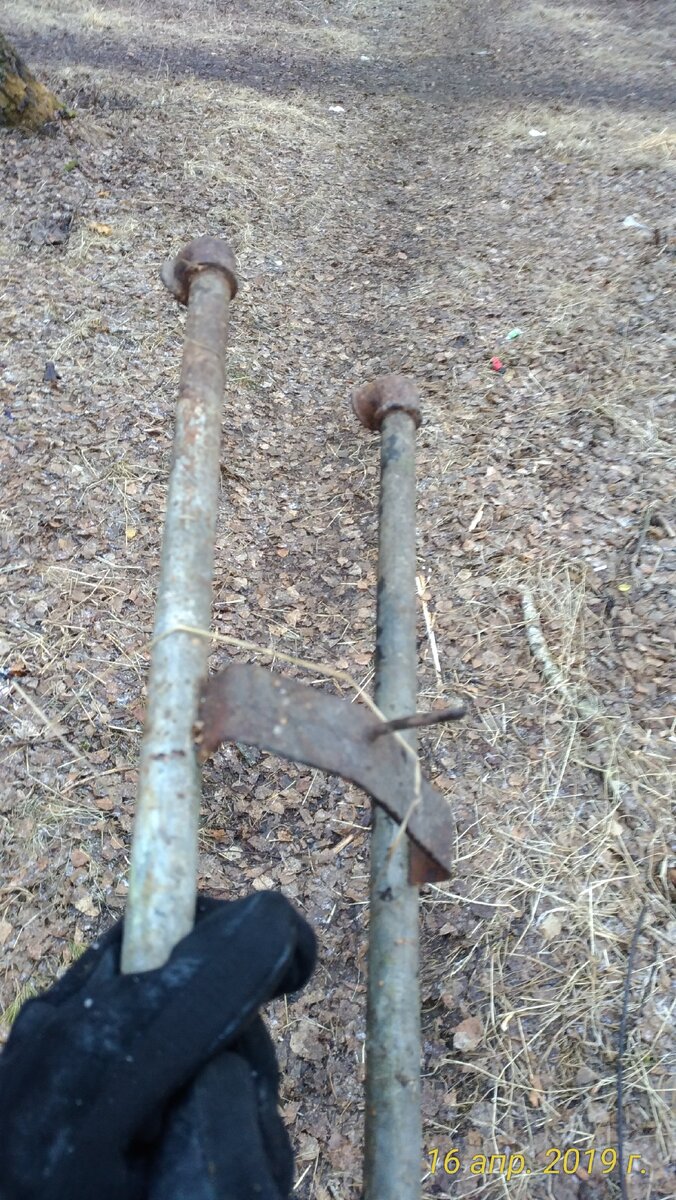 Это я уже  позже вернулся, нашёл и отнёс на мусорку этот ногопрокалыватель, оказавшийся обрезком труб к водопроводному смесителю.