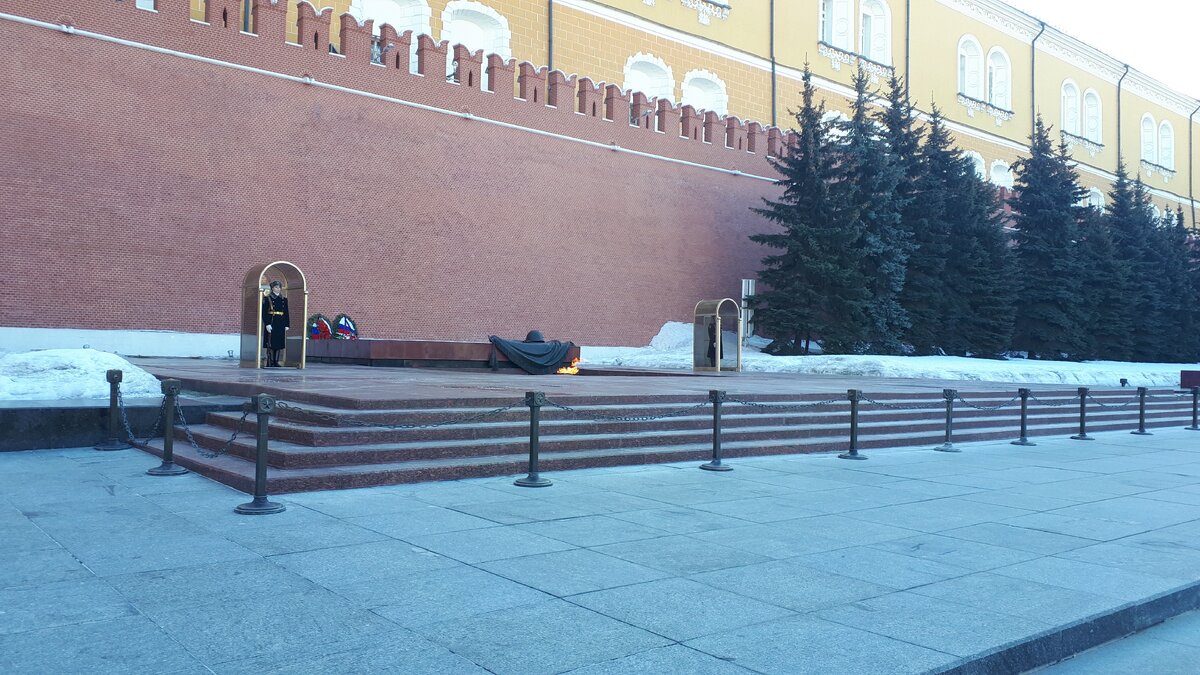 Вечный огонь у могилы неизвестного солдата.