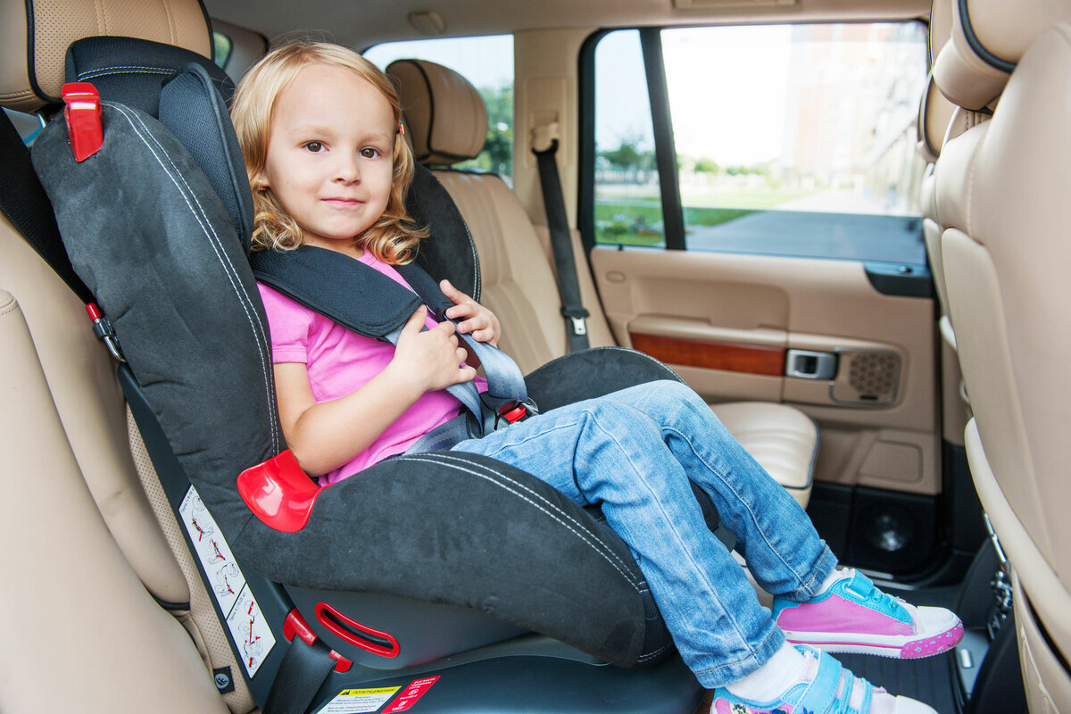 Детское кресло автомобильное в машине
