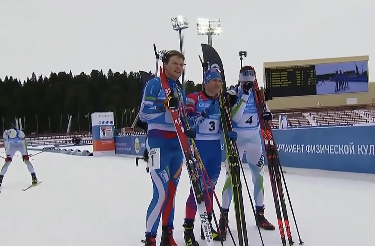 Презентация призёров. Семён Сучилов вроде ещё не знает, а так просто протирает глаза после очков