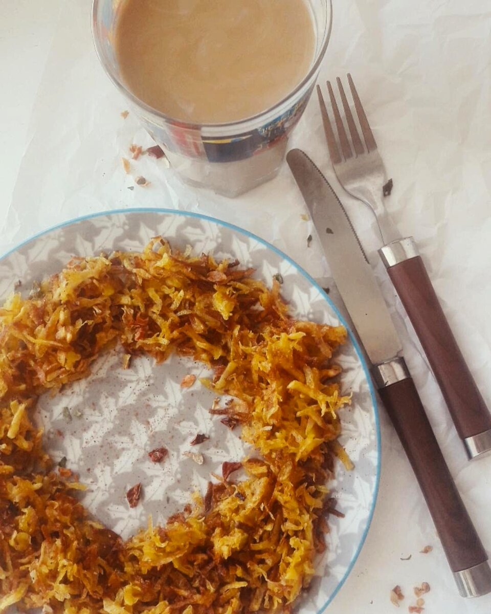 •Картофель очистить, натереть на терке и промыть дважды •Высушить картофельную стружку на бумажных полотенцах
•Обжарить стружку небольшими порциями на раскаленном масле
•Добавить к готовой стружке чеснок, соль и красный перец

●Блюдо: самостоятельное / дополнение к салатам