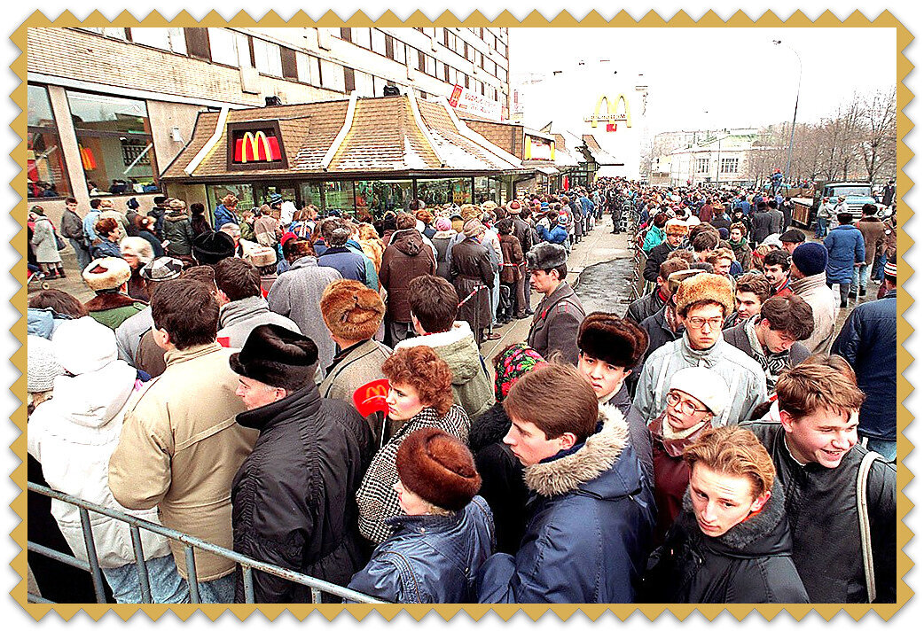 Очереди в полдень. Очередь в первый макдональдс в Москве 1990. Открытие первого Макдональдса в Москве в 1990 году. Очередь в макдональдс 1990 Москва. Открытие первого Макдональдса в Москве в 1990 году очередь.