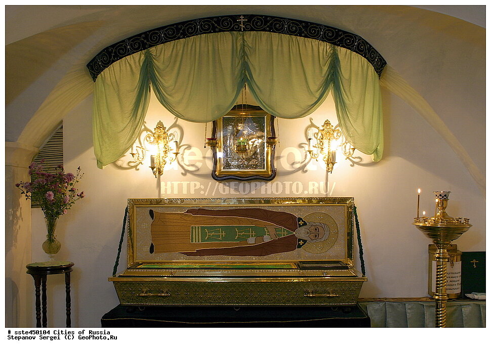 Фото раки с мощами преподобного Романа в Благовещенском монастыре г. Киржача