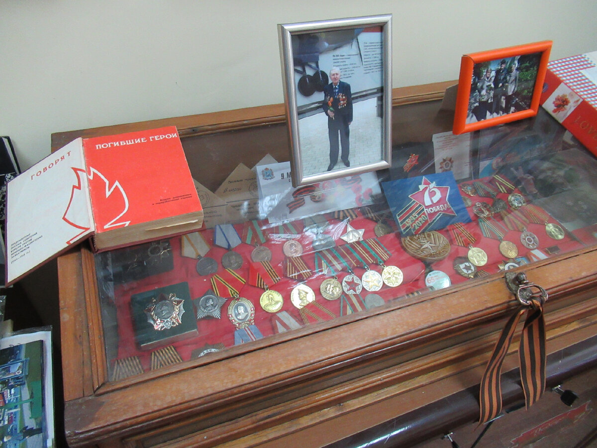 Небольшой зал, советские награды и знаки, включая периода ВОВ