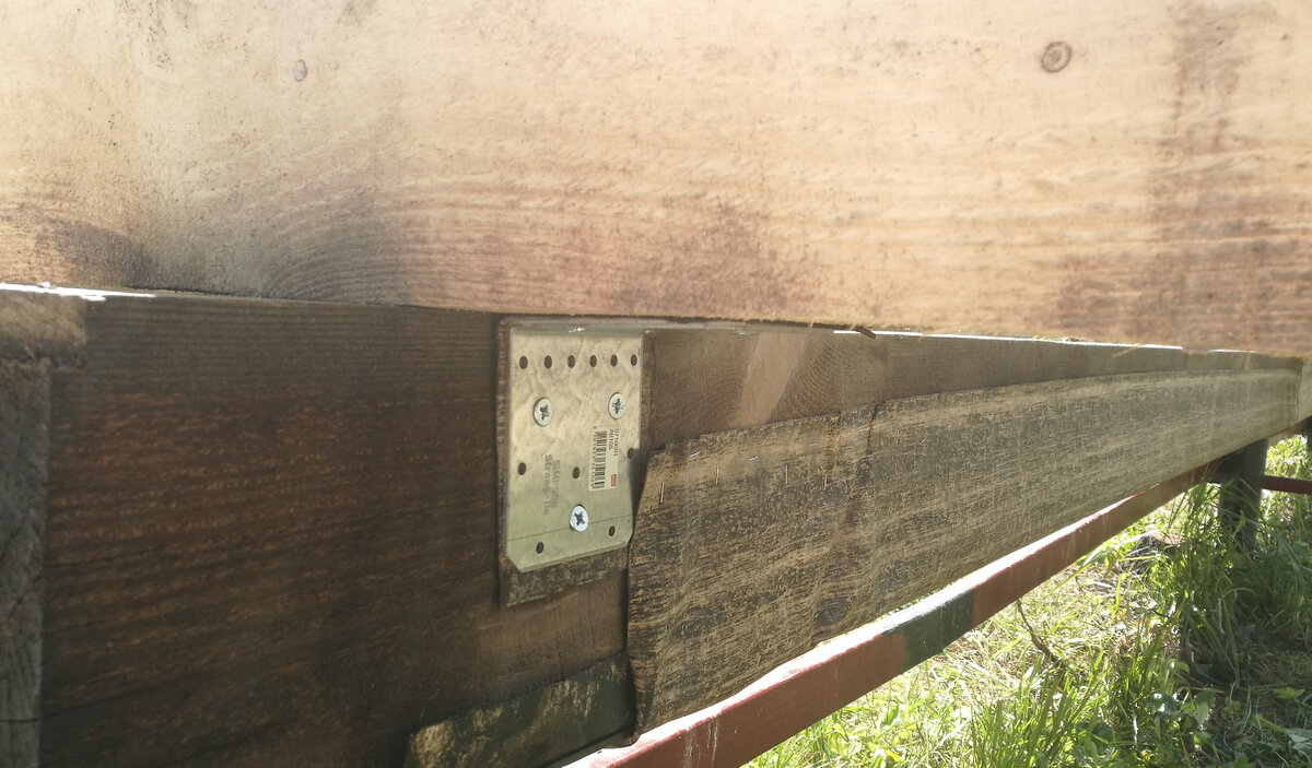 Скрепление бруса уголками