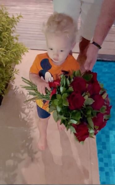 Святослав поздравляет бабушку с днем рождения.