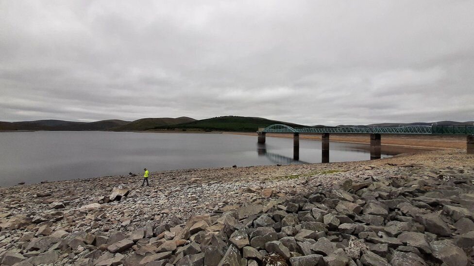 Компания Scottish Water сообщила, что уровень воды в водохранилищах по всей Шотландии, включая Даер в Южном Ланаркшире, был низким.