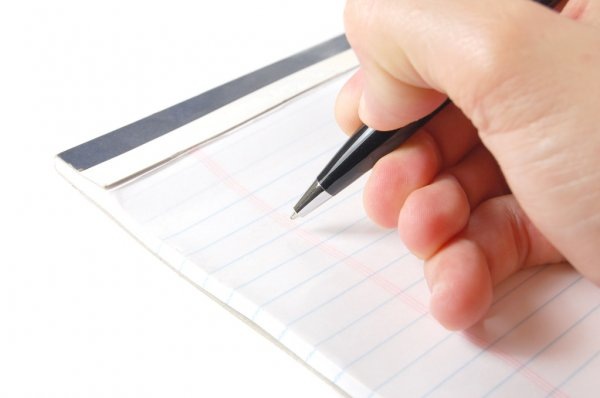 Ошибки на первых порах неизбежны. Инструктор обязан разъяснить новичку, где и почему тот ошибся.Задача водителя записать совет, чтобы не наступить на те же грабли дважды.