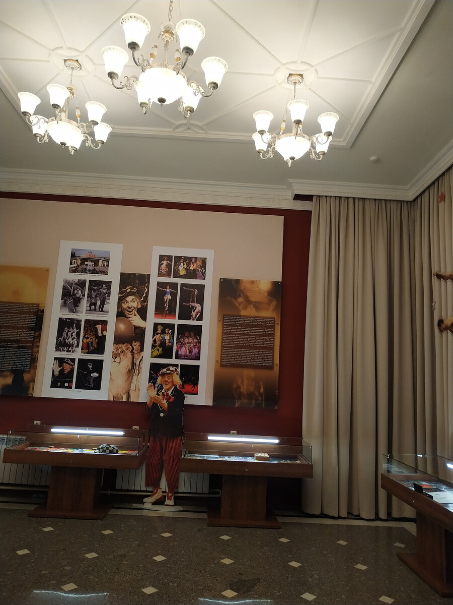 Стенд посвященный Олегу Попову