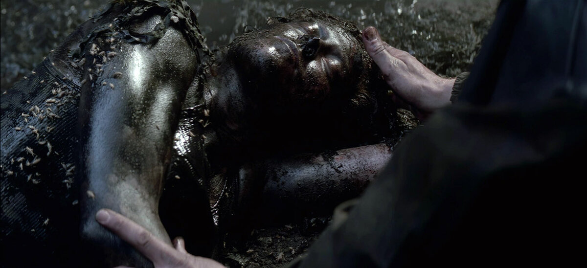 Героиню Сигурни Уивер в начале третьего Чужого находят на берегу инопланетного моря сильно испачкавшейся