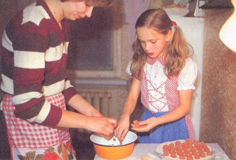 Советские дети на кухне. Советское детство с мамой. Советские девочки. Детство девочки СССР.