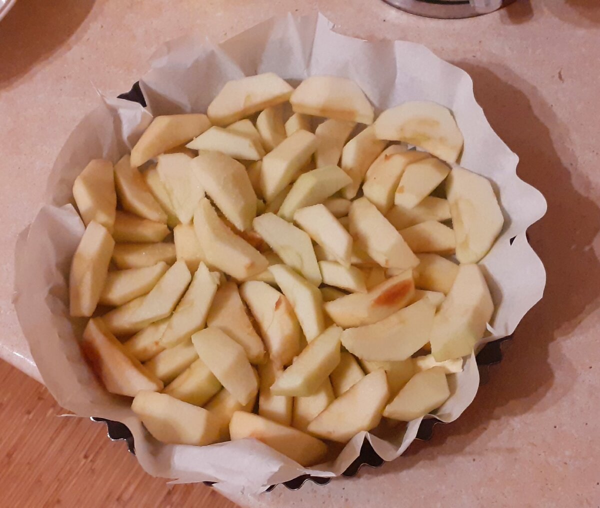 Я очистила от кожуры, но в рецепте рекомендуют ее оставлять. У меня же из кожуры и сердцевины получился прекрасный яблочный компот. безотходное производство! 