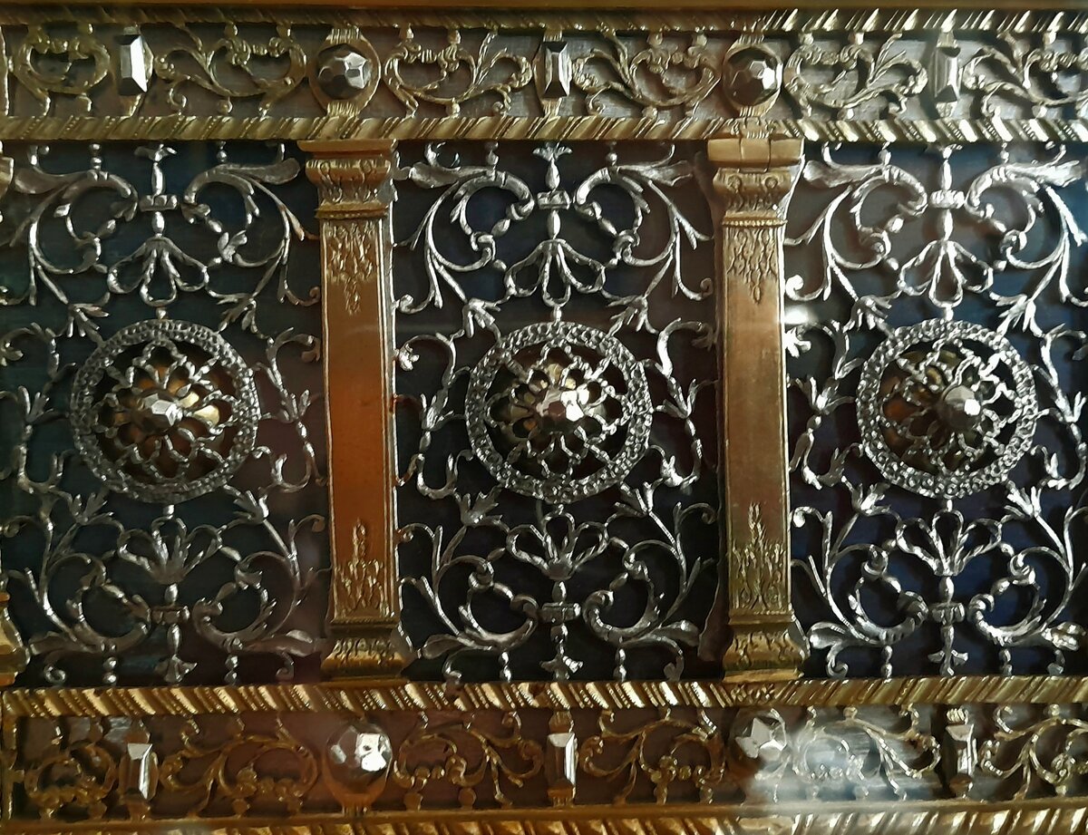 Кованый узор из стали и бронзы. Нижняя часть ларца.