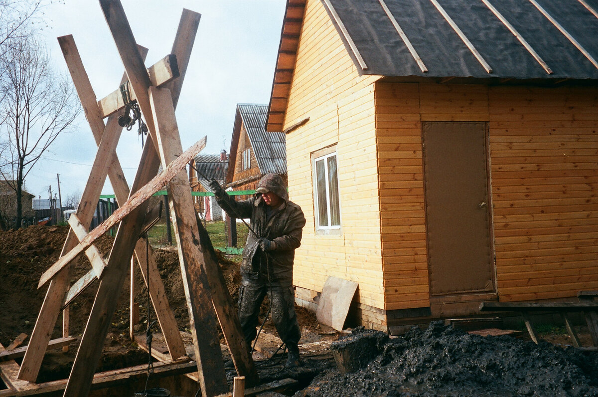 Копаю колодец рядом с домом отцу. Всего затраты около 300000 рублей.