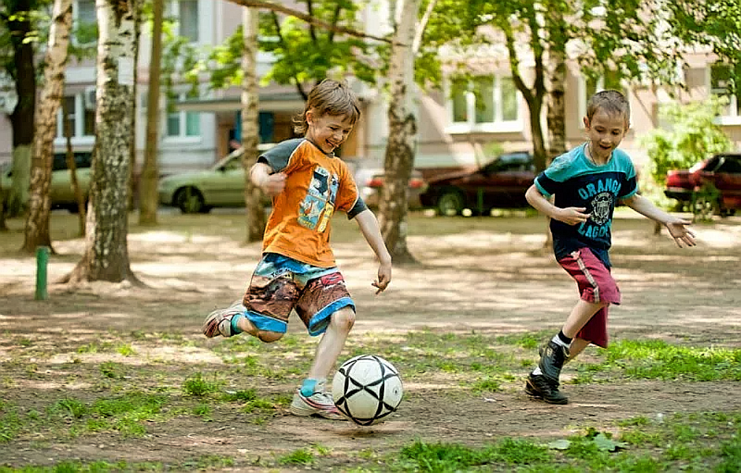 Детвора выбежала на улицу. Дети играющие во дворе. Дети улицы. Дети играющие в футбол во дворе. Дети не улице.