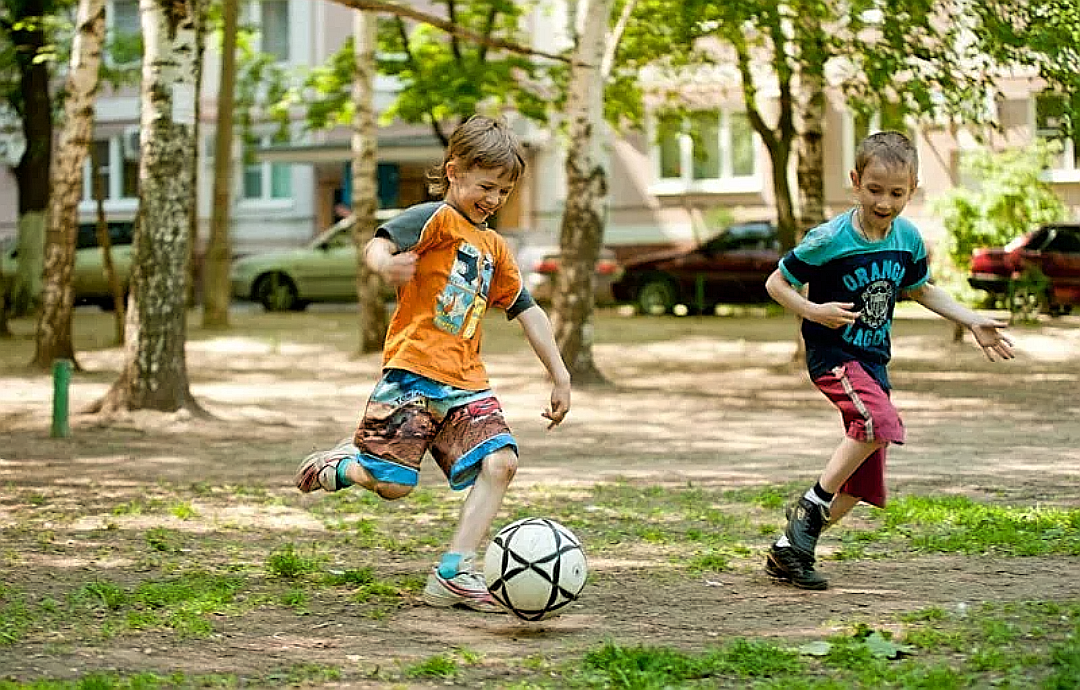 Картинка мальчик на улице