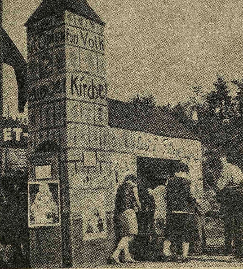 Берлин, парк Реберге, август 1929 года. На фото киоск в виде кирхи, где принимались письменные обязательства прекратить посещение церкви. Там же распространялся журнал «Безбожник» (фото из журнала "Огонек" за 8 сентября 1929 года).