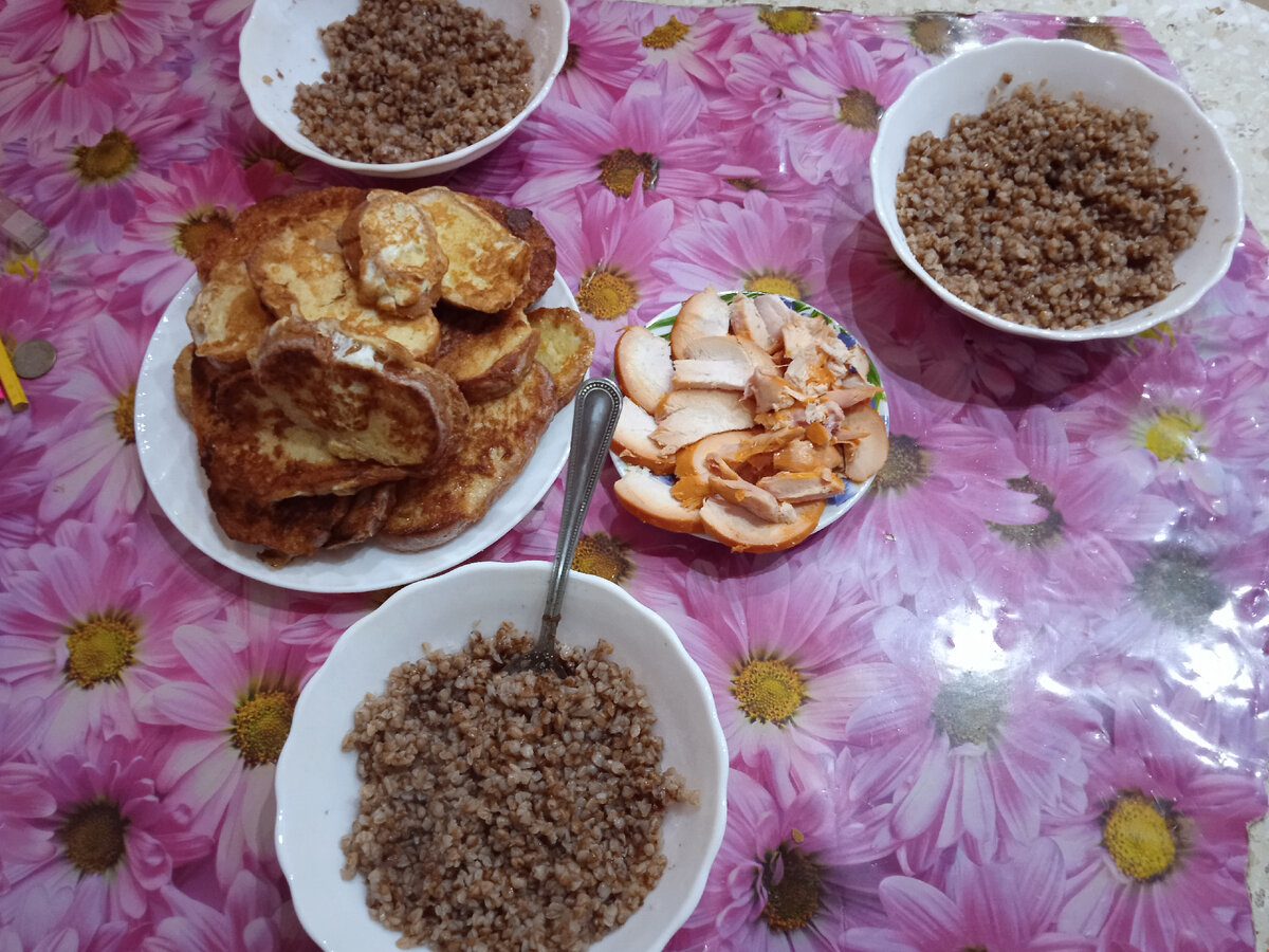 На завтрак гречневая каша, гренки и кусочки копченой курицы