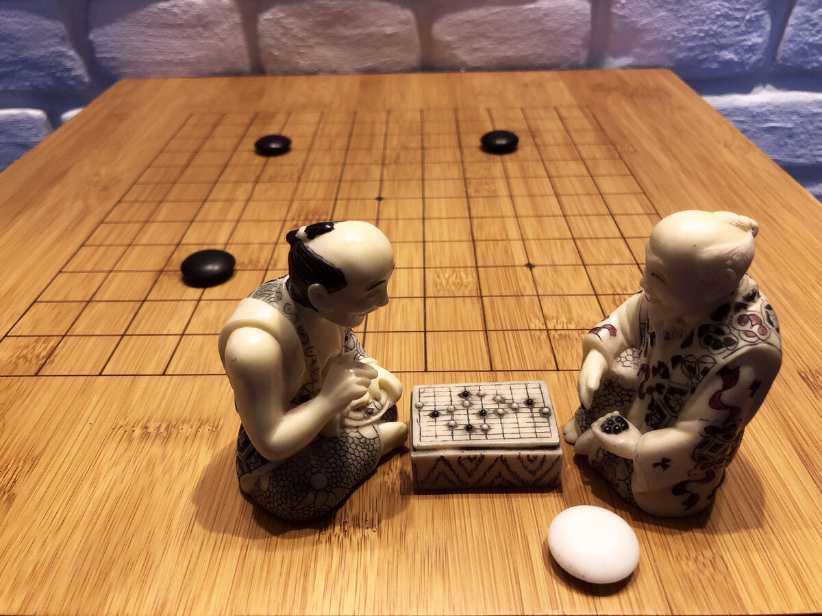 На доске мы видим пример начала форовой партии - выставлены 3 чёрных камня, и только теперь ход белых!