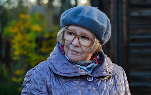 Елена Михайловна (в исполнении Марины Неёловой) невесело смотрит в будущее