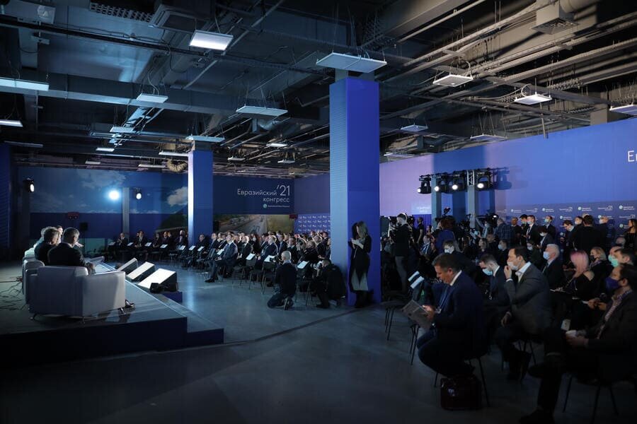 В рамках форума состоялась сессия «Транспортные коридоры „Запад – Восток“ и „Север – Юг“: развитие, экспорт, интеграция»