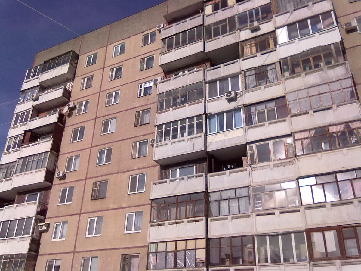 Жилой дом №2 по ул. Уфимцева. Год постройки - 1991. Типовой проект "111-90", 532 квартиры. (Фото автора).