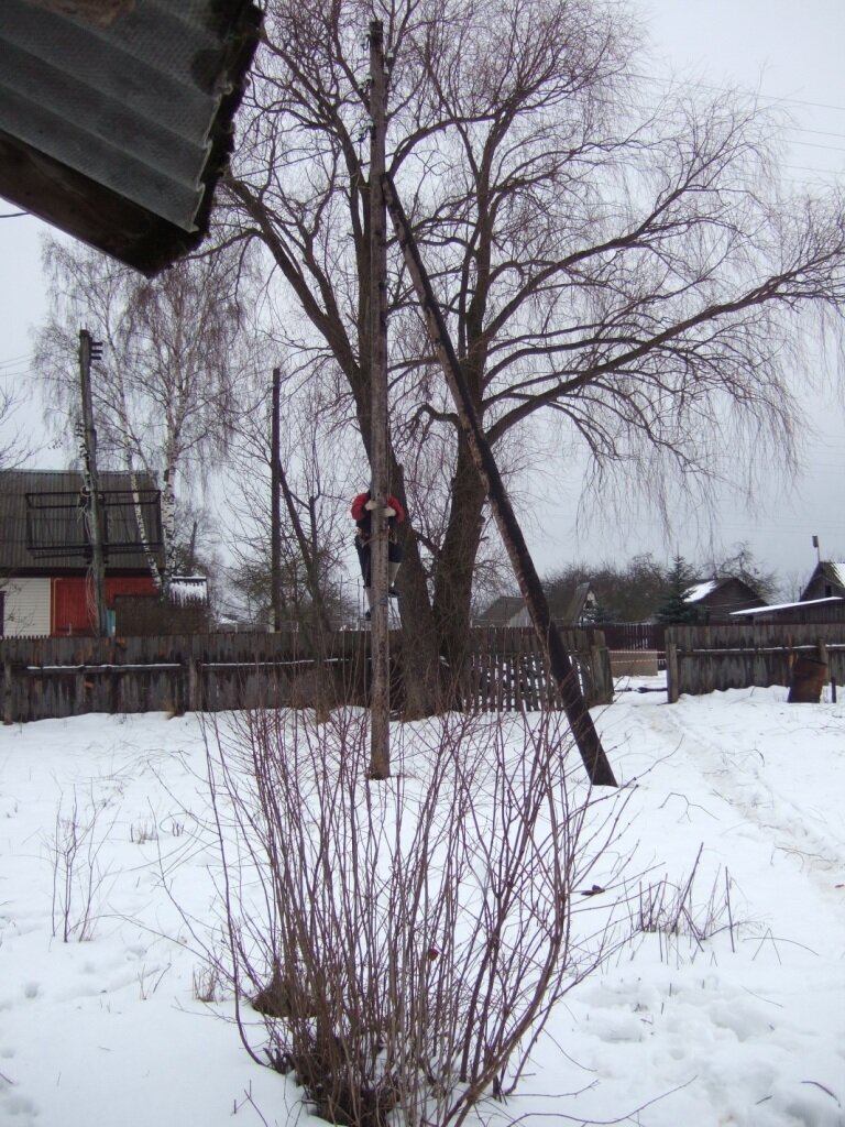 Местныq электрик подключает 3 фазы к моему деревенскому дому. 