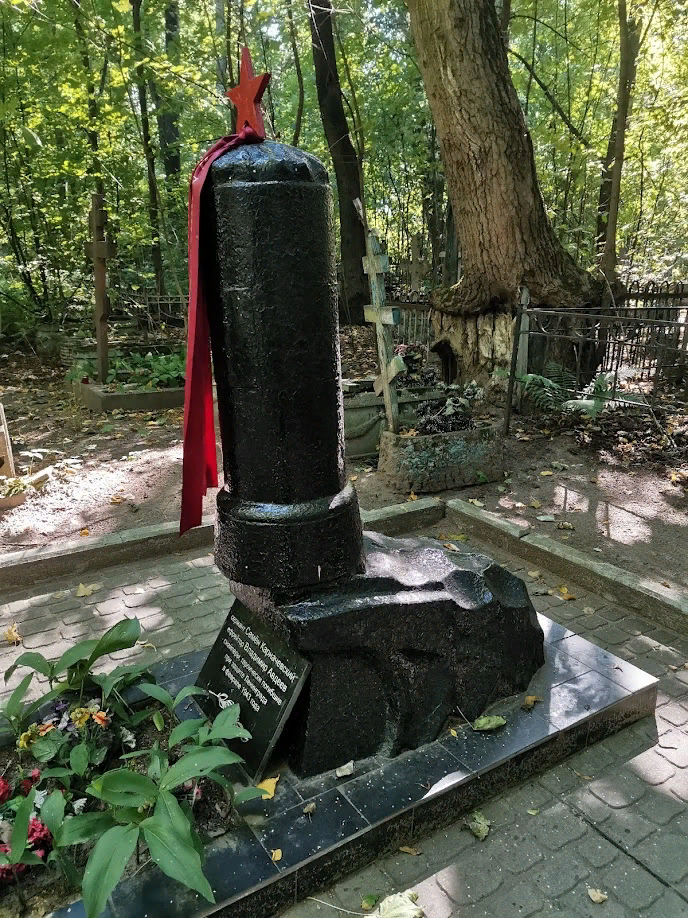 Памятник над могилой солдат Великой отечественной войны, Малоохтинское кладбище СПб. Он не цельный, составлен из двух разных памятников. Нижняя часть - дореволюционная голгофа или "петровская горка". Верхняя часть - колонна, находится на месте креста, который должен быть на голгофе. Сверху колонны вместо креста - звезда. Видите, насколько непропорционален памятник, как верхняя часть давит на нижнюю?