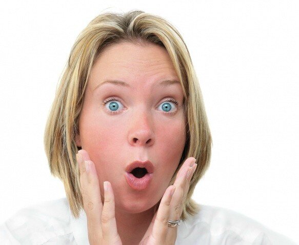 И, наконец, предновогодний марафон подходит к концу. Салаты нарезаны, стол накрыт. А ты с ужасом понимаешь, что в суете последних дней забыла покрасить волосы. Да и вообще - выглядишь не лучшим образом. Но каждая женщина немного волшебница(или ведьма, уж не знаю). Поэтому, зайдя в ванную «чёрте чем и сверху бантик», через часик мы можем выпорхнуть оттуда буквально «нимфами». Вот только где его взять, этот «часик» в преддверии речи президента.

Всё, время 11 часов- пора садиться за стол. По-человечески проводить год уходящий. Не важно какой он был - плохой или хороший. Прошёл - и ладно. Следующий будет лучше. Наверняка.

Поздравления президента, бой курантов… Всё, Новый год наступил. Наспех отхлебнув из фужера шампанского, ты, путаясь в длинном вечернем платье, спешишь с детьми на улицу. Ну какой Новый Год без фейерверков?

Позже, уже снова сидя за столом, ты с удивлением понимаешь, что к большинству салатов никто даже не притронулся. Спрашивается, зачем 2 дня ты не выходила из кухни?

Ближе к двум часам ночи у тебя уже нет никаких желаний, кроме одного- залезть под одеяло и уснуть. Но ты продолжаешь смеяться над глупыми шутками Галкина и вслушиваться в очередную песню Баскова (причём в будние дни ни одного, ни второго тебя никто ни за что слушать не заставит). А Новогодняя Ночь потихонечку подходит к концу….

И это ещё не самый плохой сценарий. Хуже - это когда нежданно-негаданно начинается «великое переселение соседей». Ну, скучно им становится у себя дома, поэтому, прихватив с собой бутылку горячительного и дурацкие маски, они начинают «кочевать» по соседям. Можно, конечно, затаиться и не открывать дверь. Но…это всё-таки Новый Год. И ты бесстрашно впускаешь нежданных гостей. Далее описывать не буду, всё и так понятно тем, кто попадал в такие ситуации.

"Что, ещё гости?"
А с утра 1 января…ну, как «с утра»…часов в 6 вечера, ты начинаешь убирать остатки пиршества, мыть посуду и задавать сама себе один вопрос: «А был ли праздник? И вообще, то, что было - это «праздник»?».

Конечно, всё, что я описала ранее, несколько утрировано. Но, согласитесь, во многих моментах вы всё-таки себя узнали. Так как же сделать так, чтобы Новогодняя ночь принесла только радостные эмоции и не оставила после себя послевкусие пустых надежд и зря выкинутых денег.

Попробуем всё распланировать заранее и точно действовать намеченному плану.
Для начала, нужно определиться, где же вы хотите встретить Новый 2013 год. Может быть, в ресторане? Тогда вам будет непросто - большая половина мест уже забронирована. Так же как и места в загородных санаториях, домах отдыха и горных базах.

Если же вы решили отмечать праздник дома, нужно учесть некоторые нюансы. Во-первых, сколько друзей-товарищей вы хотите пригласить. Учтите, что большинство из приглашённых может остаться у вас до утра (а то и до обеда-вечера следующего дня). Поэтому нужно чётко понимать, найдётся ли у вас такое количество койко-мест. Если вы без труда сможете всех разместить, пора обзванивать будущих гостей. И чем раньше, тем лучше. Ведь если это делать в канун Нового Года, большинство может отказаться, так как наверняка у них уже будут свои планы.