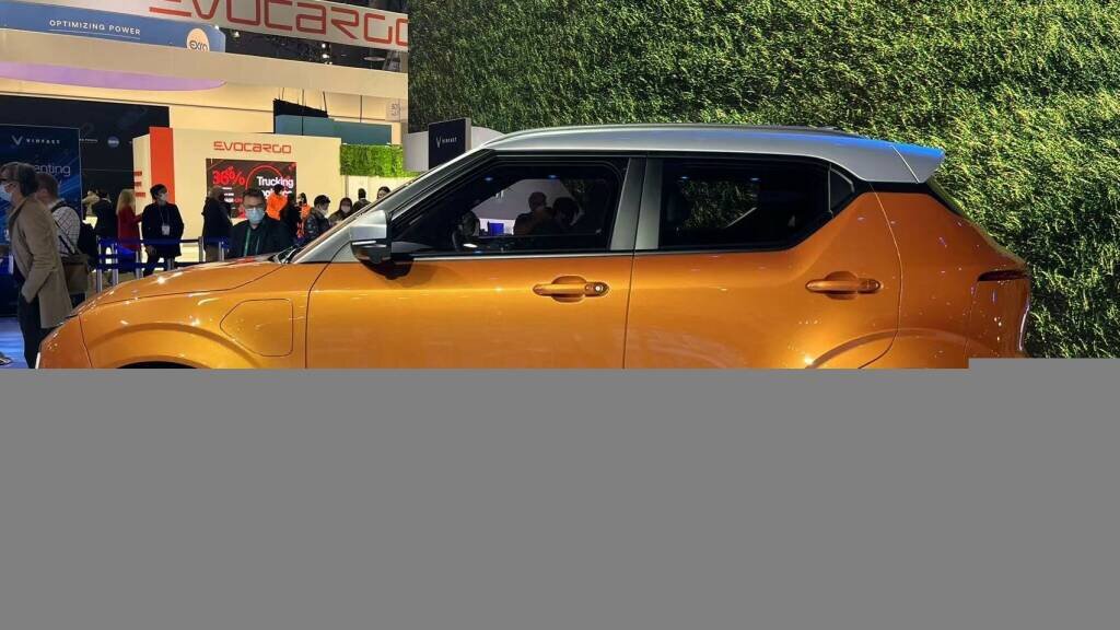 Вьетнамский автопроизводитель VinFast привёз на выставку CES в Лас-Вегасе сразу три новых электрических кроссовера — VF 5, VF 6, VF 7 — и объявил о старте приёма заказов на ранее представленные кроссоверы VF e35 и VF e36, которые теперь переименованы в VF 8 и VF 9 соответственно. 
 
Историю возникновения VinFast мы подробно рассказывали весной прошлого года, но с тех пор молодая вьетнамская компания шагнула далеко вперёд и строит планы за пределами родины. Летом прошлого года было создано подразделение VinFast Global, нацеленное на экспансию на рынки Европы и США, руководить им призвали бывшего топ-менеджера Opel Михаэля Лошеллера. Немецкий специалист однако во вьетнамской компании не прижился и в прошлом месяце был замещён местным специалистом — уроженкой Вьетнама Ле Тхи Тху Туи.