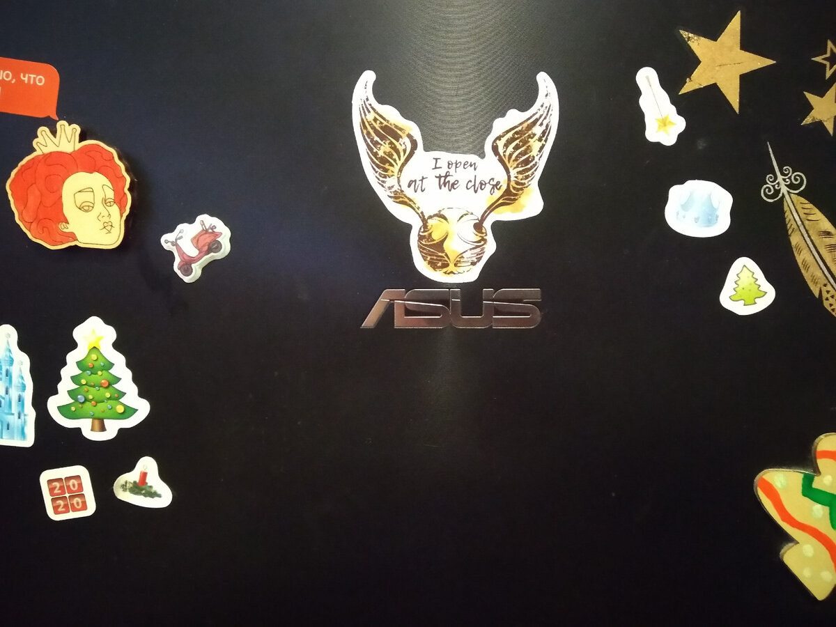 а эт мой старенький ноут, знакомьтесь) заляпан клеем - кто-то из детей неосторожно рядом с ним феячил, поэтому чумаз, ага. 