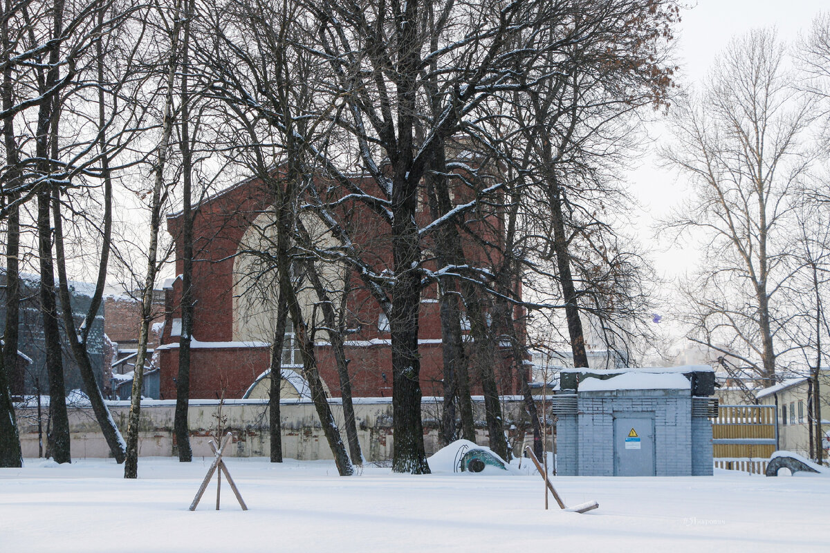 На 1-м фото - здание Британско-Американской церкви при Александровском чугунолитейном заводе.