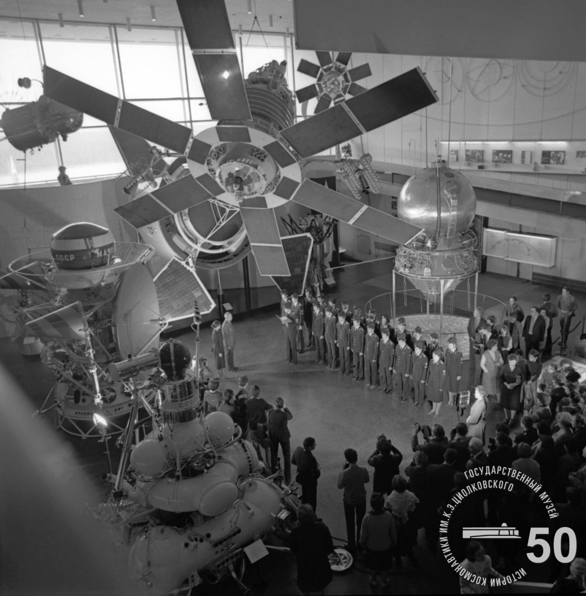 ЛЕТЧИКИ-КОСМОНАВТЫ СССР С.Е. САВИЦКАЯ И В.А. ДЖАНИБЕКОВ ВО ВРЕМЯ ПРИНЯТИЯ ПРИСЯГИ КУРСАНТАМИ КАЛУЖСКОЙ ШКОЛЫ ЮНЫХ КОСМОНАВТОВ. Фото с сайта gmik.ru