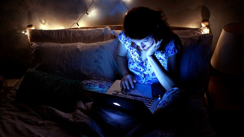 Время интернета ночью. Ночью за компьютером. Девушка за компьютером ночью. Девушка за ноутбуком. Девушка за ноутбуком ночью.