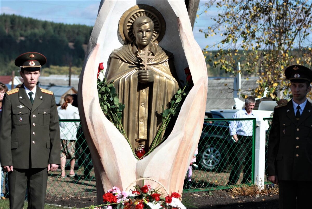 Память о подвиге русских солдат. Памятник Евгению Родионову.