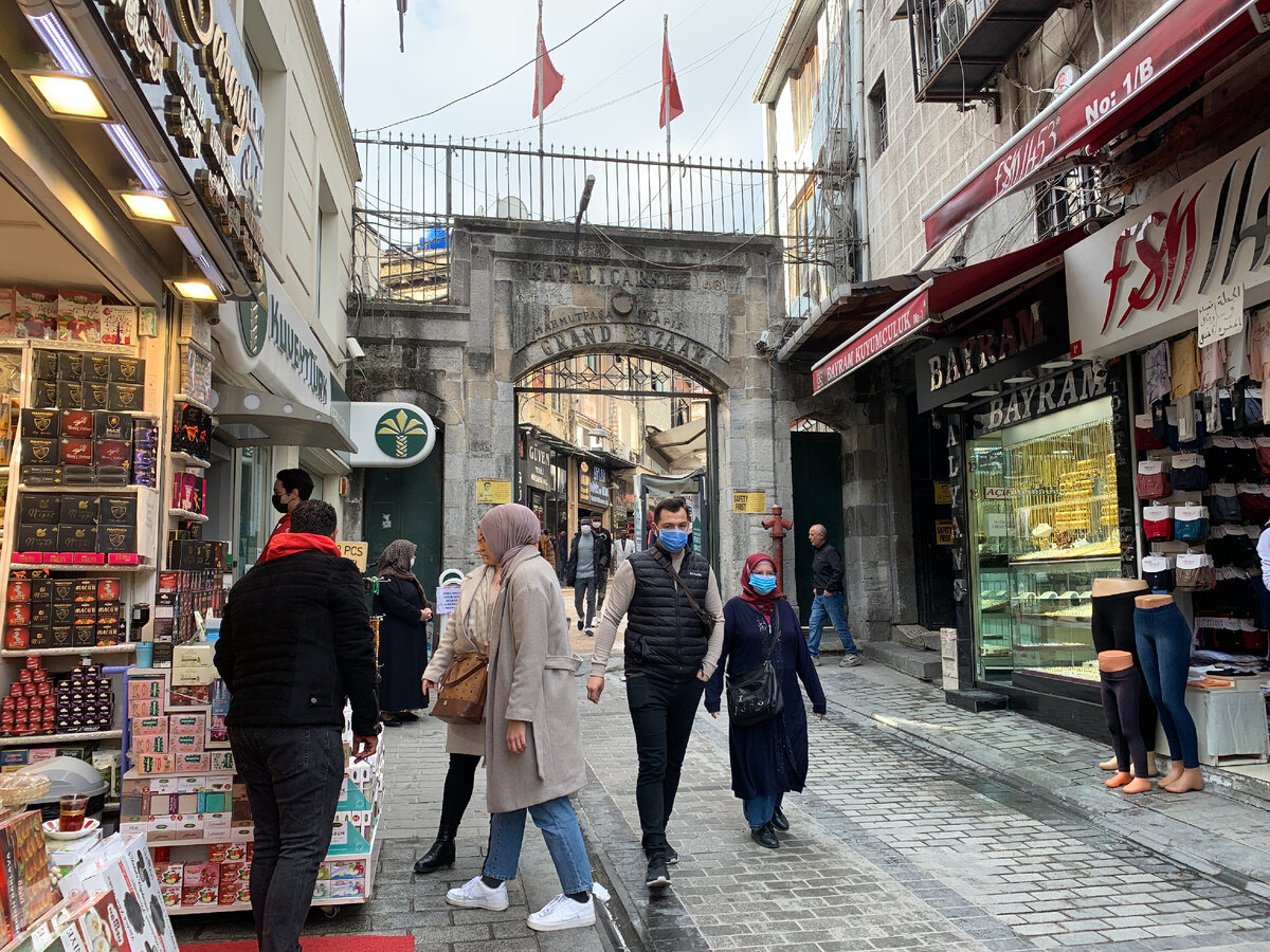 Одни из ворот Гранд-базара. Фото автора. Листайте галерею, чтобы увидеть больше