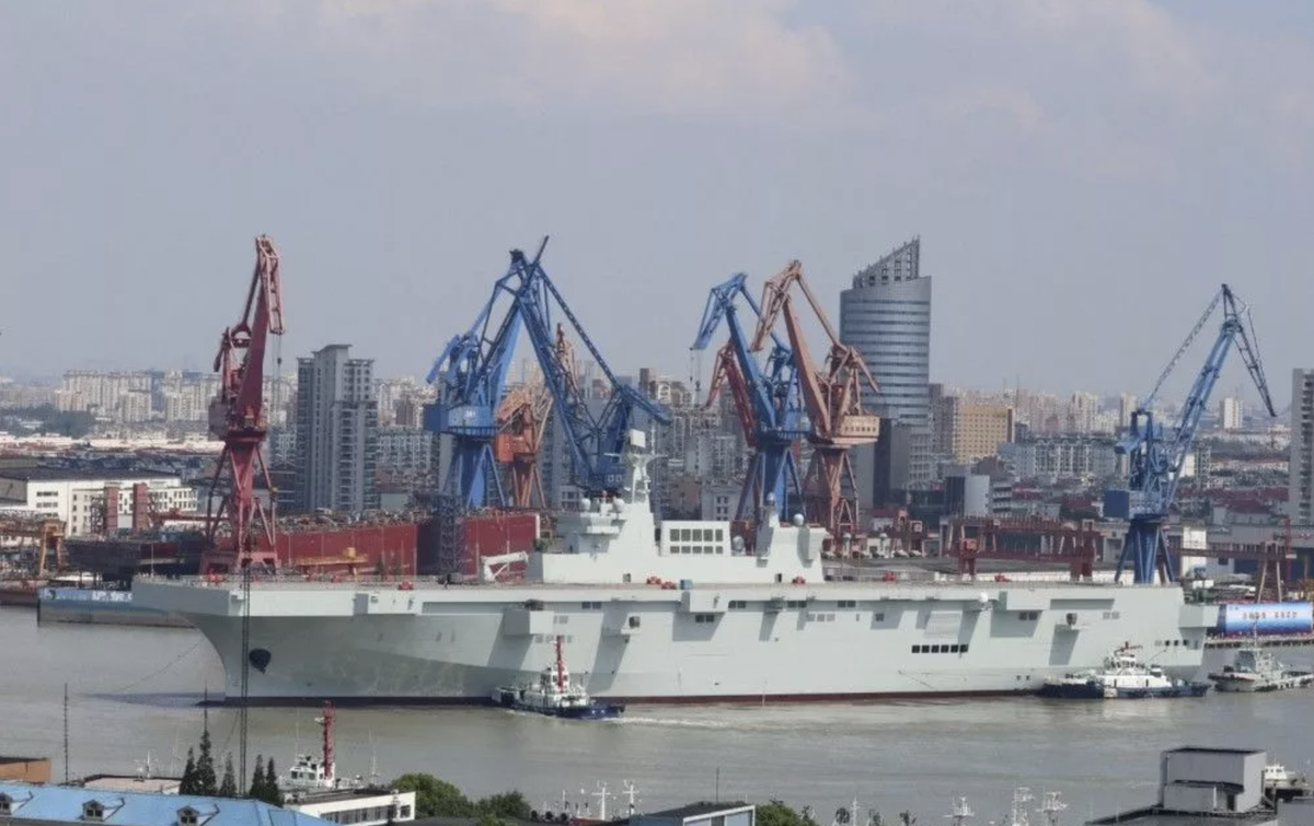 Китайский десантный вертолетный док (LHD) типа 075, авианосец, перевозящий десантно-штурмовые силы, пришвартовался в Шанхае