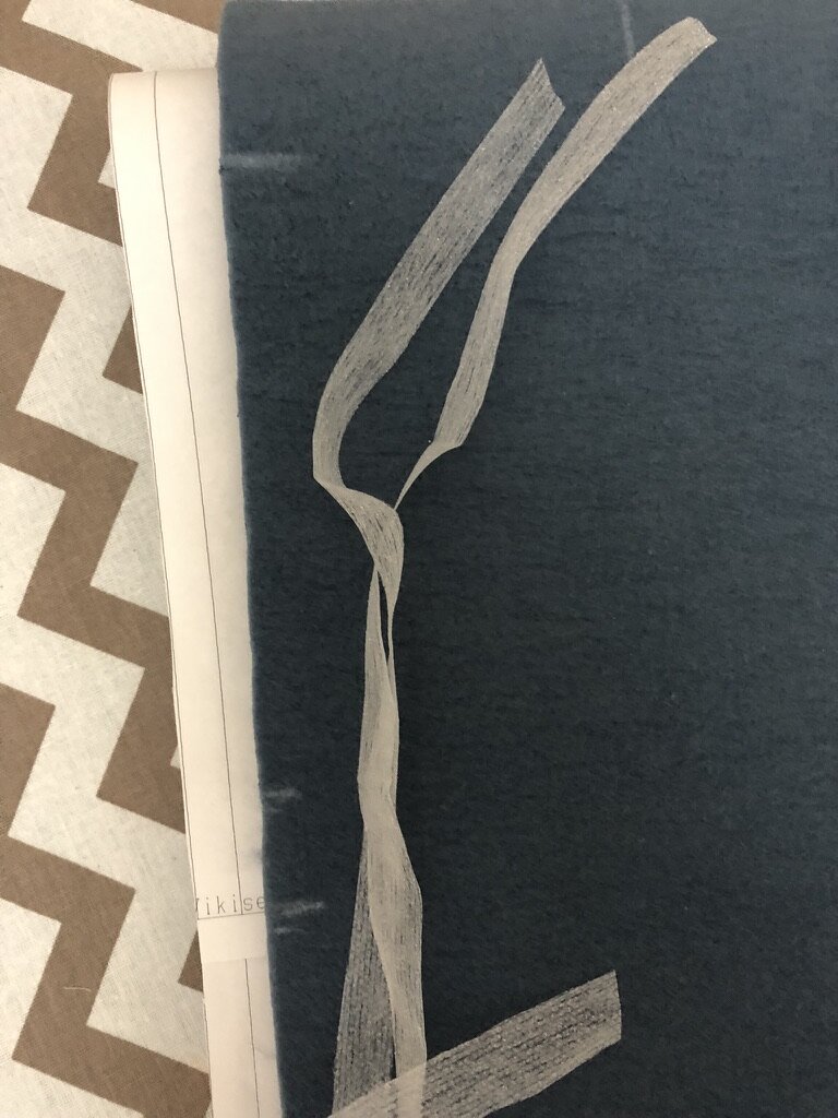 Клеевую ленту можно купить готовой разной ширины, можно вырезать из полотна которое продается на метраж, я вырезала из клеевой ткани.