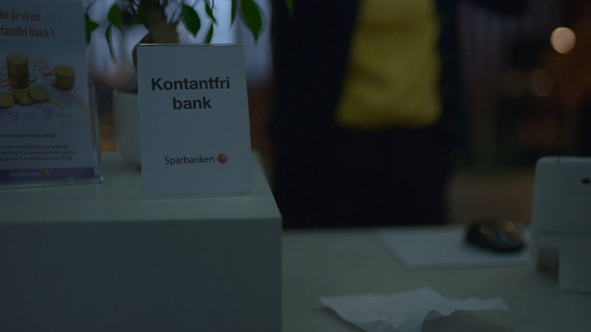 Надпись: «Безналичный банк». Сериал "Тревожные люди"/ 1 серия 