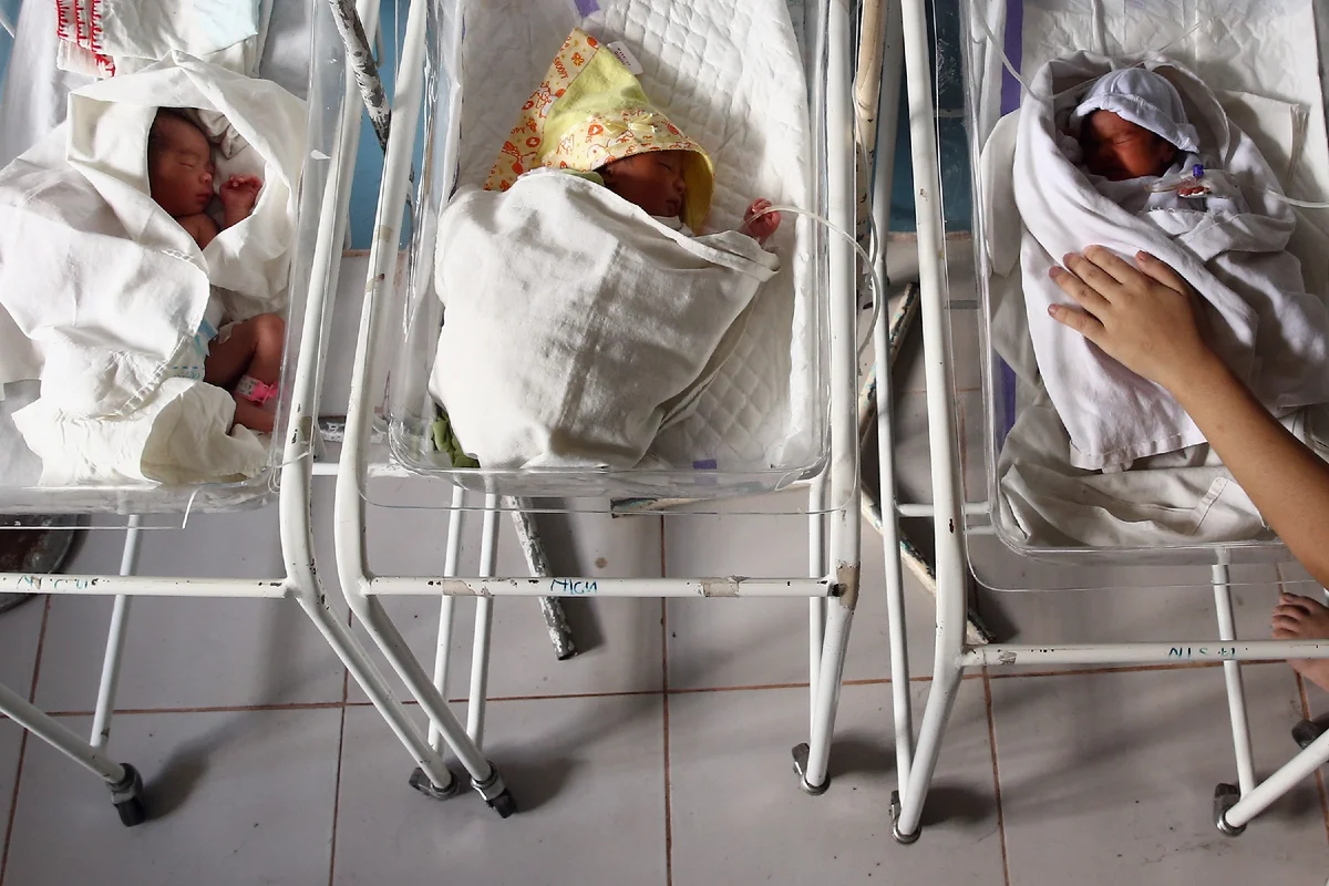 бокс для новорожденных в роддоме. можно оставить ребенка в роддоме. младенцы в роддоме. новорожденный в родильном доме. филатовская детская больница дети отказники.