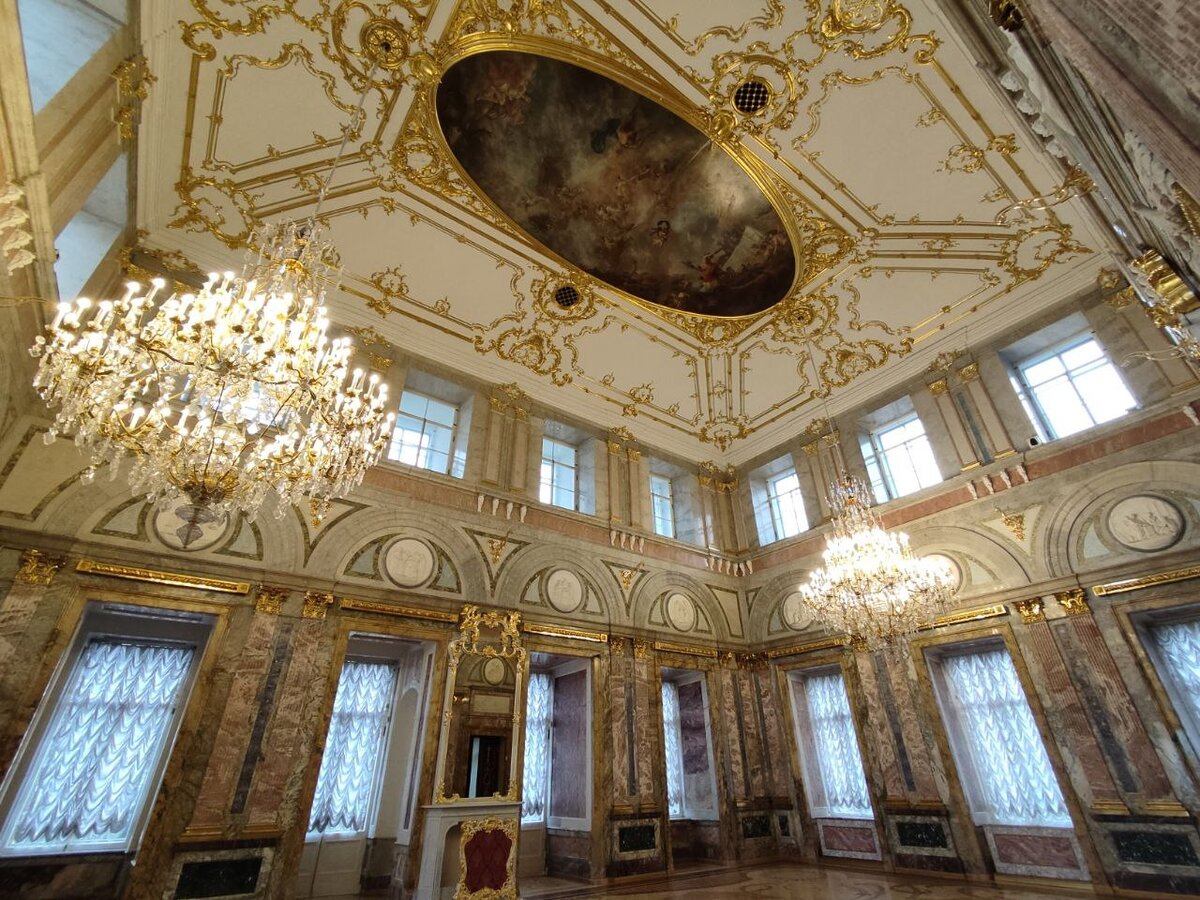 Мраморный зал Мраморного дворца. То, что я ожидал увидеть здесь (и увидел)...