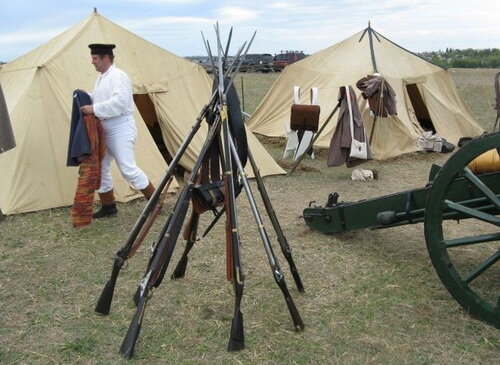пирамида для винтовок. принадлежности для охоты. подставка для оружия. подставка для оружия. полевая пирамида для оружия.