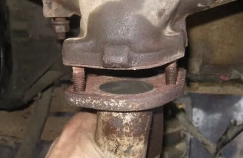 Важно: откручивать гайки следует осторожно, чтобы не свернуть шпильки крепления. В противном случае придется высверливать и менять шпильки.