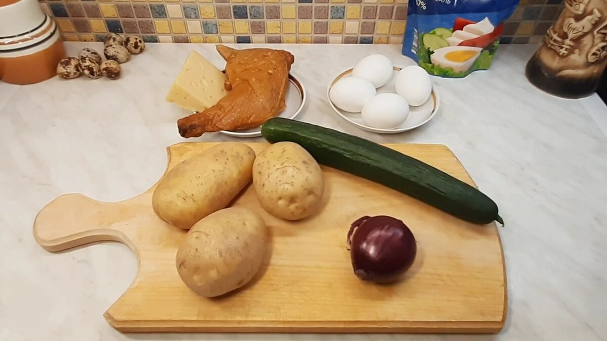 Всем привет! С вами Мила.  Сегодня я предлагаю приготовить оригинальный салат под названием "Гнездо глухаря" с хрустящей картошкой  пай и копчёной курицей.-2