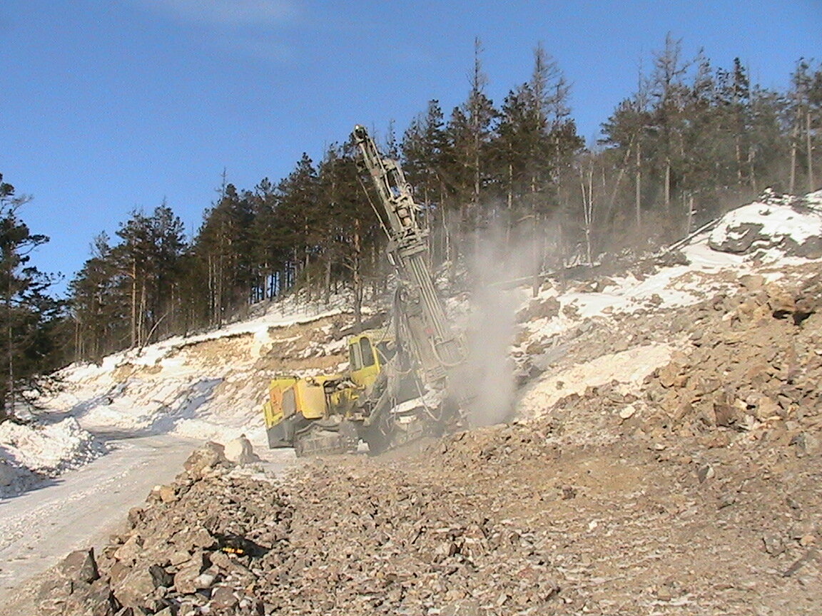 Как и на любом месторождении добыча породы на Уватском месторождении начинается с буровых работ